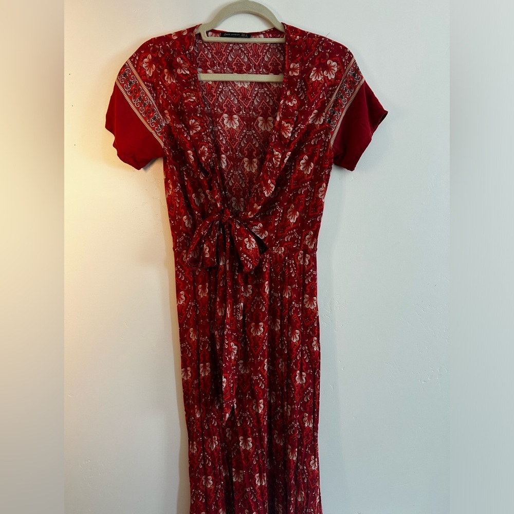 Beautiful red maxi jjwn wowan dress. Bow tie in front. Size small.